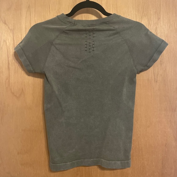 Workout top - Picture 4 of 6